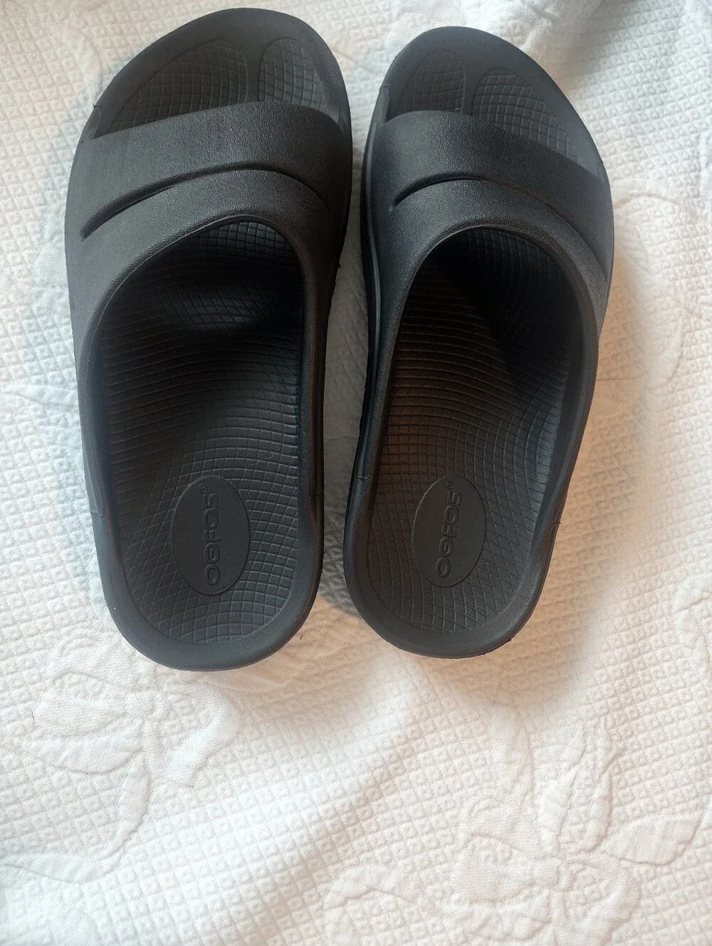 OOFOS Black Slip-On Recovery Sandals